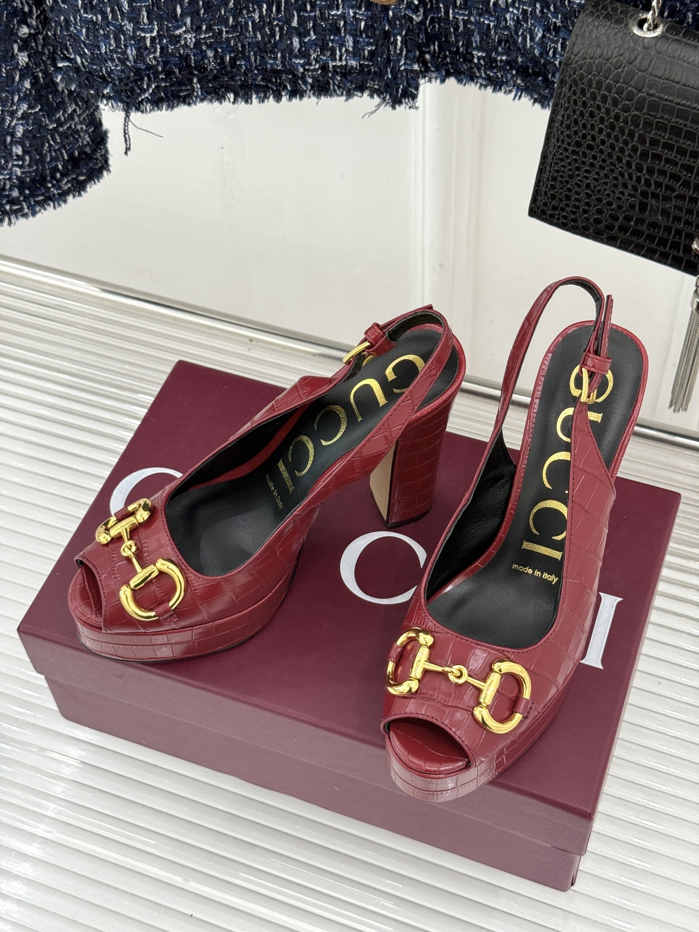 Gucci/古驰26WF新品马衔扣鱼嘴防水台粗跟高跟凉鞋演绎复古奢华与现代气场的融合之作。标志性金属马衔