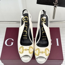 Gucci/古驰26WF新品马衔扣鱼嘴防水台粗跟高跟凉鞋演绎复古奢华与现代气场的融合之作。标志性金属马衔 Gucci/古驰26WF新品马衔扣鱼嘴防水台粗跟高跟凉鞋演绎复古奢华与现代气场的融合之作。标志性金属马衔