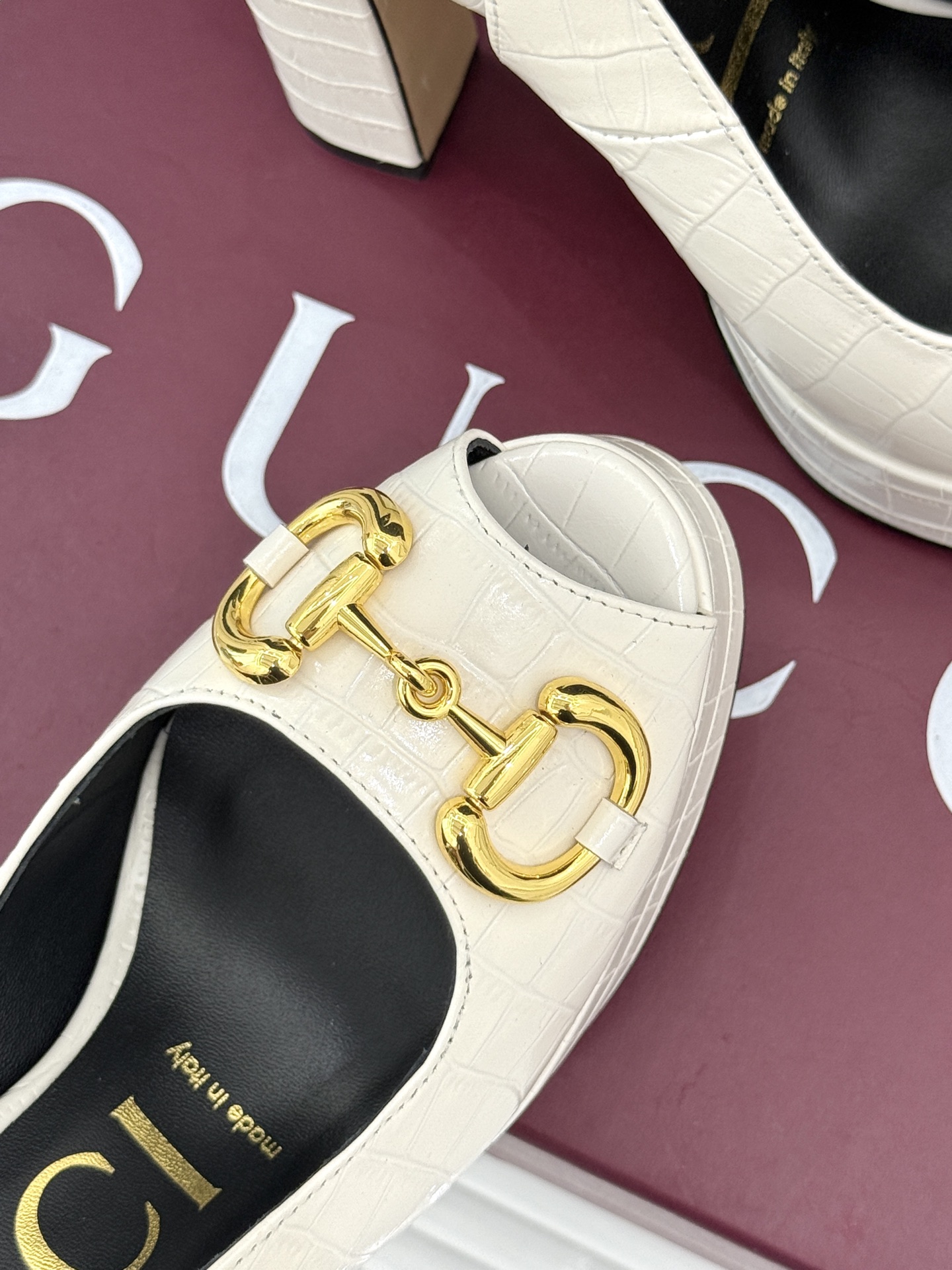 Gucci/古驰26WF新品马衔扣鱼嘴防水台粗跟高跟凉鞋演绎复古奢华与现代气场的融合之作。标志性金属马衔 Gucci/古驰26WF新品马衔扣鱼嘴防水台粗跟高跟凉鞋演绎复古奢华与现代气场的融合之作。标志性金属马衔