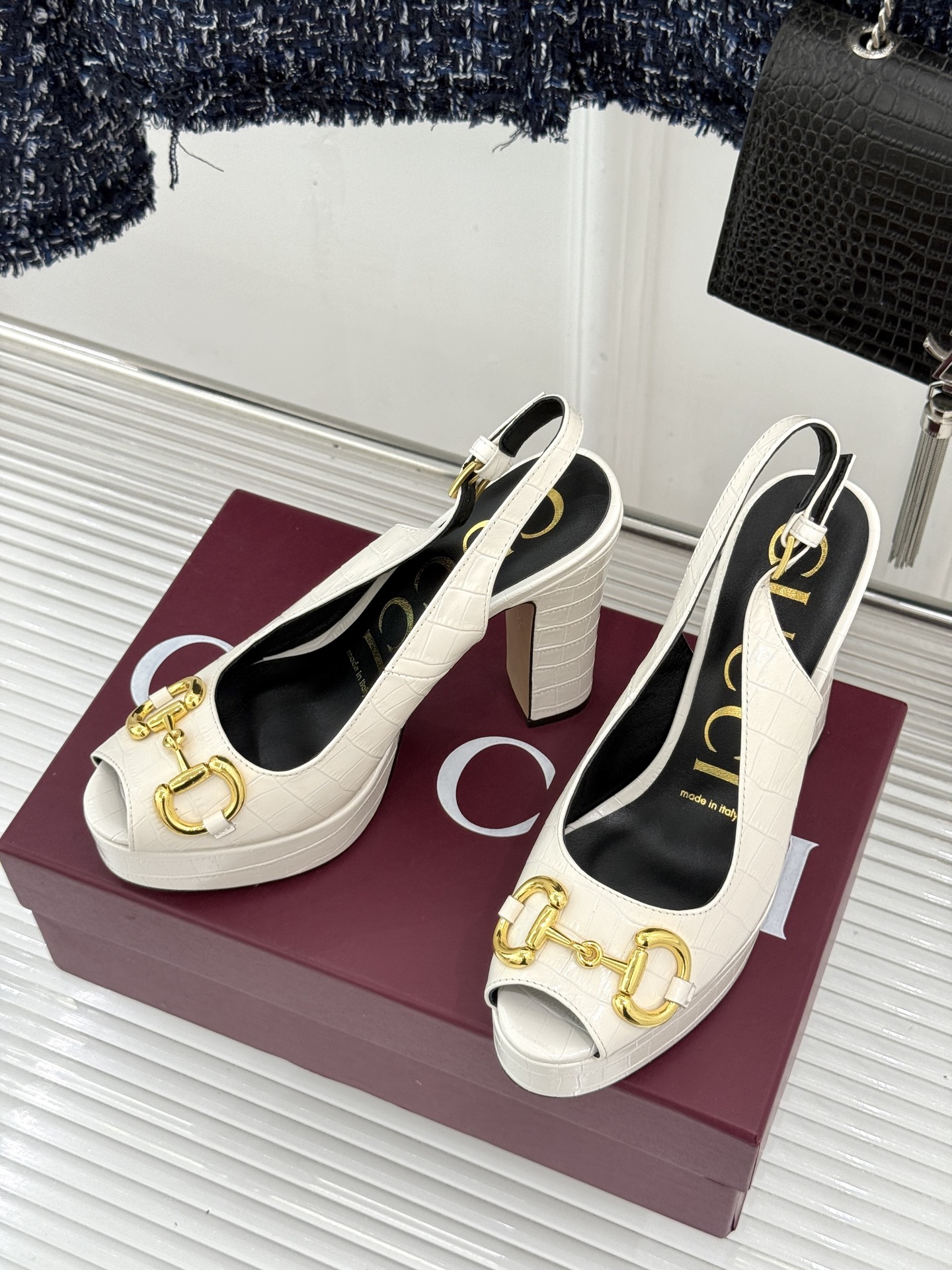 Gucci/古驰26WF新品马衔扣鱼嘴防水台粗跟高跟凉鞋演绎复古奢华与现代气场的融合之作。标志性金属马衔 Gucci/古驰26WF新品马衔扣鱼嘴防水台粗跟高跟凉鞋演绎复古奢华与现代气场的融合之作。标志性金属马衔