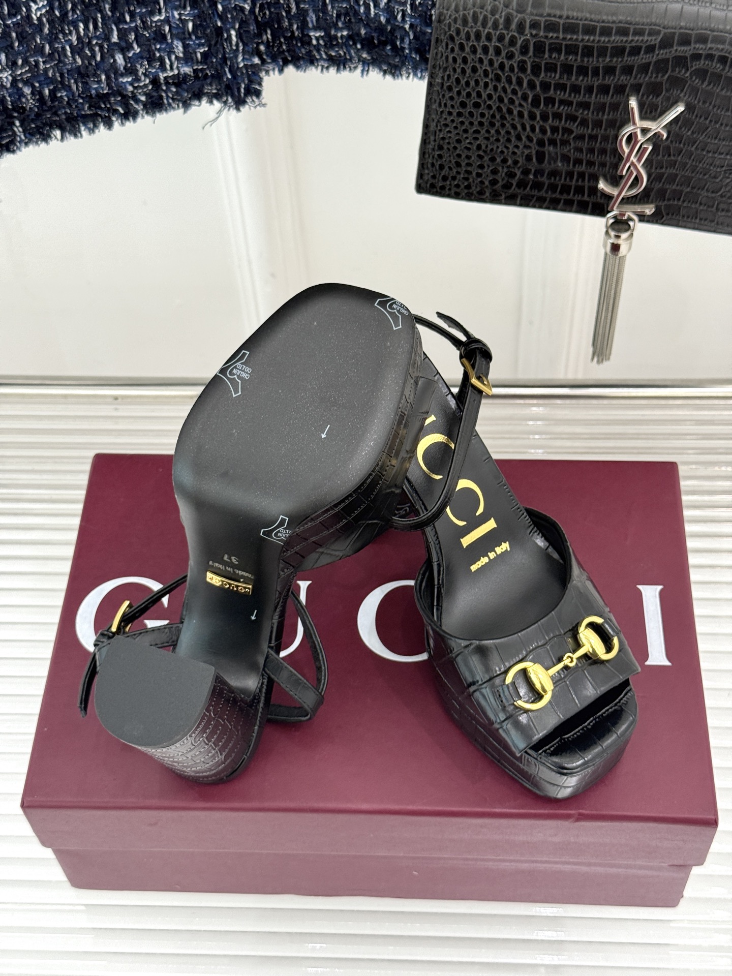 Gucci/古驰26WF新品马衔扣鱼嘴防水台粗跟高跟凉鞋演绎复古奢华与现代气场的融合之作。标志性金属马衔 Gucci/古驰26WF新品马衔扣鱼嘴防水台粗跟高跟凉鞋演绎复古奢华与现代气场的融合之作。标志性金属马衔