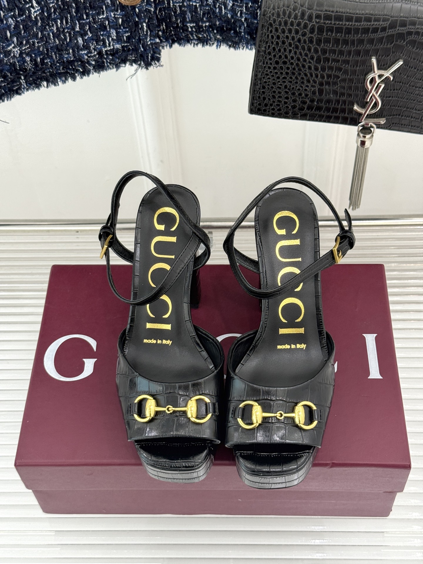 Gucci/古驰26WF新品马衔扣鱼嘴防水台粗跟高跟凉鞋演绎复古奢华与现代气场的融合之作。标志性金属马衔 Gucci/古驰26WF新品马衔扣鱼嘴防水台粗跟高跟凉鞋演绎复古奢华与现代气场的融合之作。标志性金属马衔
