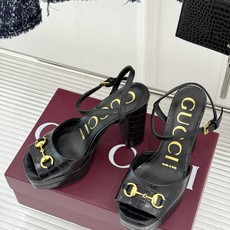 Gucci/古驰26WF新品马衔扣鱼嘴防水台粗跟高跟凉鞋演绎复古奢华与现代气场的融合之作。标志性金属马衔 Gucci/古驰26WF新品马衔扣鱼嘴防水台粗跟高跟凉鞋演绎复古奢华与现代气场的融合之作。标志性金属马衔