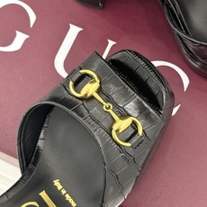 Gucci/古驰26WF新品马衔扣鱼嘴防水台粗跟高跟凉鞋演绎复古奢华与现代气场的融合之作。标志性金属马衔 Gucci/古驰26WF新品马衔扣鱼嘴防水台粗跟高跟凉鞋演绎复古奢华与现代气场的融合之作。标志性金属马衔