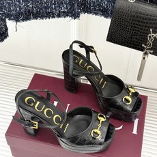 Gucci/古驰26WF新品马衔扣鱼嘴防水台粗跟高跟凉鞋演绎复古奢华与现代气场的融合之作。标志性金属马衔 Gucci/古驰26WF新品马衔扣鱼嘴防水台粗跟高跟凉鞋演绎复古奢华与现代气场的融合之作。标志性金属马衔