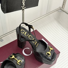 Gucci/古驰26WF新品马衔扣鱼嘴防水台粗跟高跟凉鞋演绎复古奢华与现代气场的融合之作。标志性金属马衔 Gucci/古驰26WF新品马衔扣鱼嘴防水台粗跟高跟凉鞋演绎复古奢华与现代气场的融合之作。标志性金属马衔