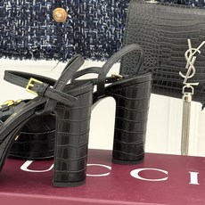 Gucci/古驰26WF新品马衔扣鱼嘴防水台粗跟高跟凉鞋演绎复古奢华与现代气场的融合之作。标志性金属马衔 Gucci/古驰26WF新品马衔扣鱼嘴防水台粗跟高跟凉鞋演绎复古奢华与现代气场的融合之作。标志性金属马衔