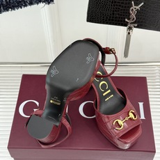 Gucci/古驰26WF新品马衔扣鱼嘴防水台粗跟高跟凉鞋演绎复古奢华与现代气场的融合之作。标志性金属马衔 Gucci/古驰26WF新品马衔扣鱼嘴防水台粗跟高跟凉鞋演绎复古奢华与现代气场的融合之作。标志性金属马衔