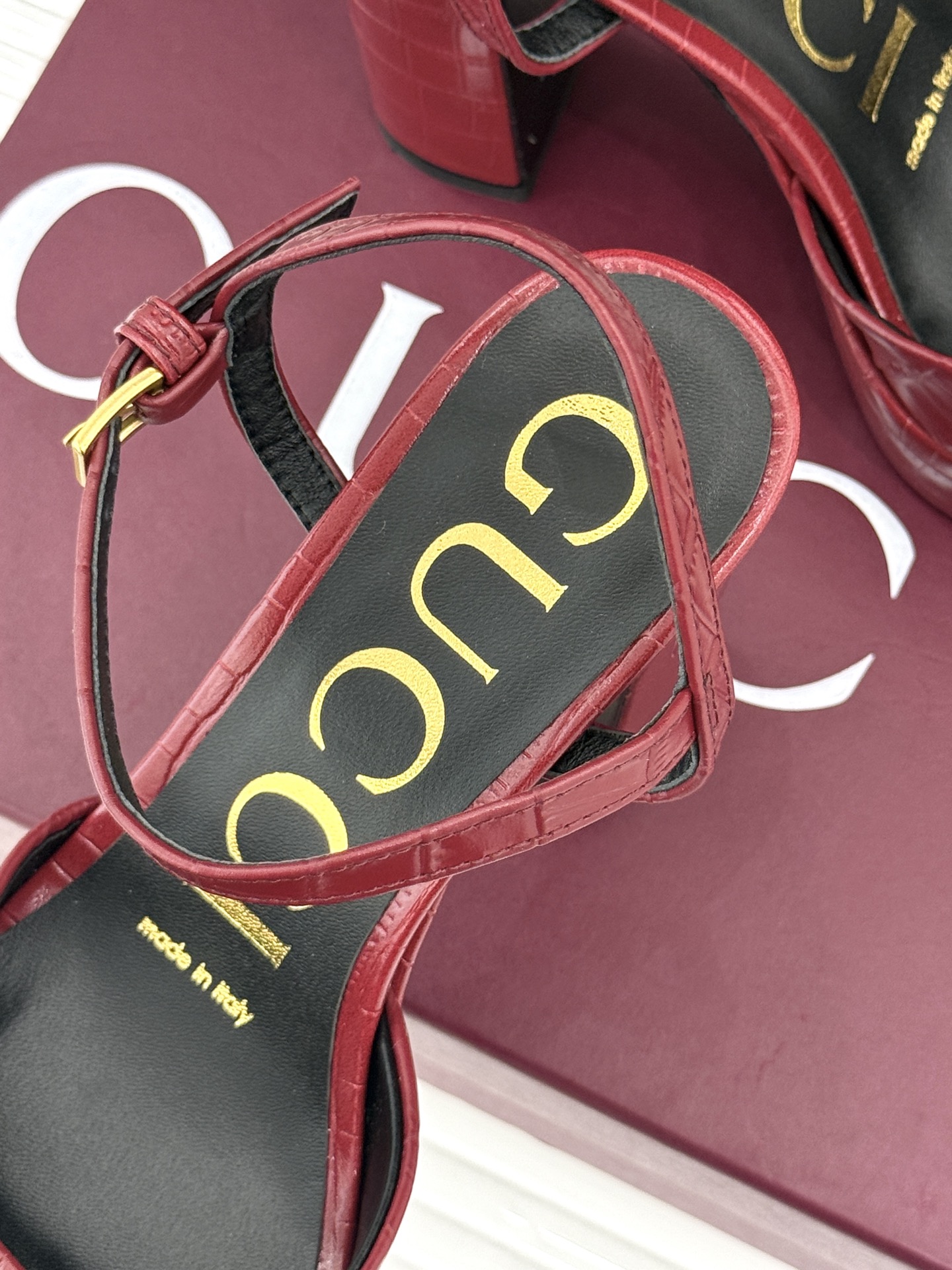 Gucci/古驰26WF新品马衔扣鱼嘴防水台粗跟高跟凉鞋演绎复古奢华与现代气场的融合之作。标志性金属马衔 Gucci/古驰26WF新品马衔扣鱼嘴防水台粗跟高跟凉鞋演绎复古奢华与现代气场的融合之作。标志性金属马衔