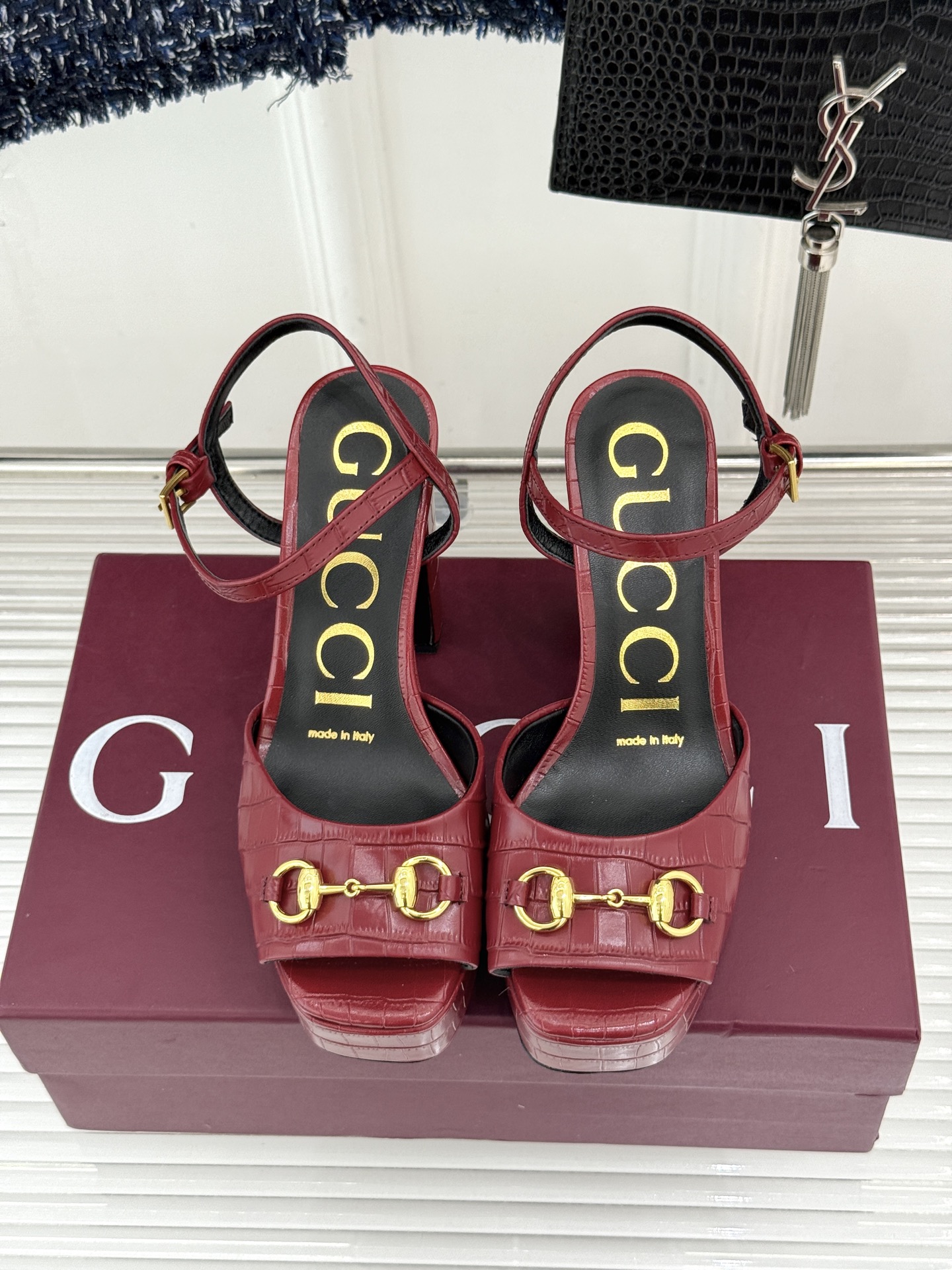 Gucci/古驰26WF新品马衔扣鱼嘴防水台粗跟高跟凉鞋演绎复古奢华与现代气场的融合之作。标志性金属马衔 Gucci/古驰26WF新品马衔扣鱼嘴防水台粗跟高跟凉鞋演绎复古奢华与现代气场的融合之作。标志性金属马衔