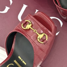 Gucci/古驰26WF新品马衔扣鱼嘴防水台粗跟高跟凉鞋演绎复古奢华与现代气场的融合之作。标志性金属马衔 Gucci/古驰26WF新品马衔扣鱼嘴防水台粗跟高跟凉鞋演绎复古奢华与现代气场的融合之作。标志性金属马衔