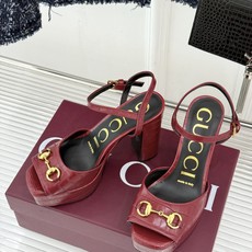 Gucci/古驰26WF新品马衔扣鱼嘴防水台粗跟高跟凉鞋演绎复古奢华与现代气场的融合之作。标志性金属马衔 Gucci/古驰26WF新品马衔扣鱼嘴防水台粗跟高跟凉鞋演绎复古奢华与现代气场的融合之作。标志性金属马衔
