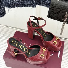 Gucci/古驰26WF新品马衔扣鱼嘴防水台粗跟高跟凉鞋演绎复古奢华与现代气场的融合之作。标志性金属马衔 Gucci/古驰26WF新品马衔扣鱼嘴防水台粗跟高跟凉鞋演绎复古奢华与现代气场的融合之作。标志性金属马衔