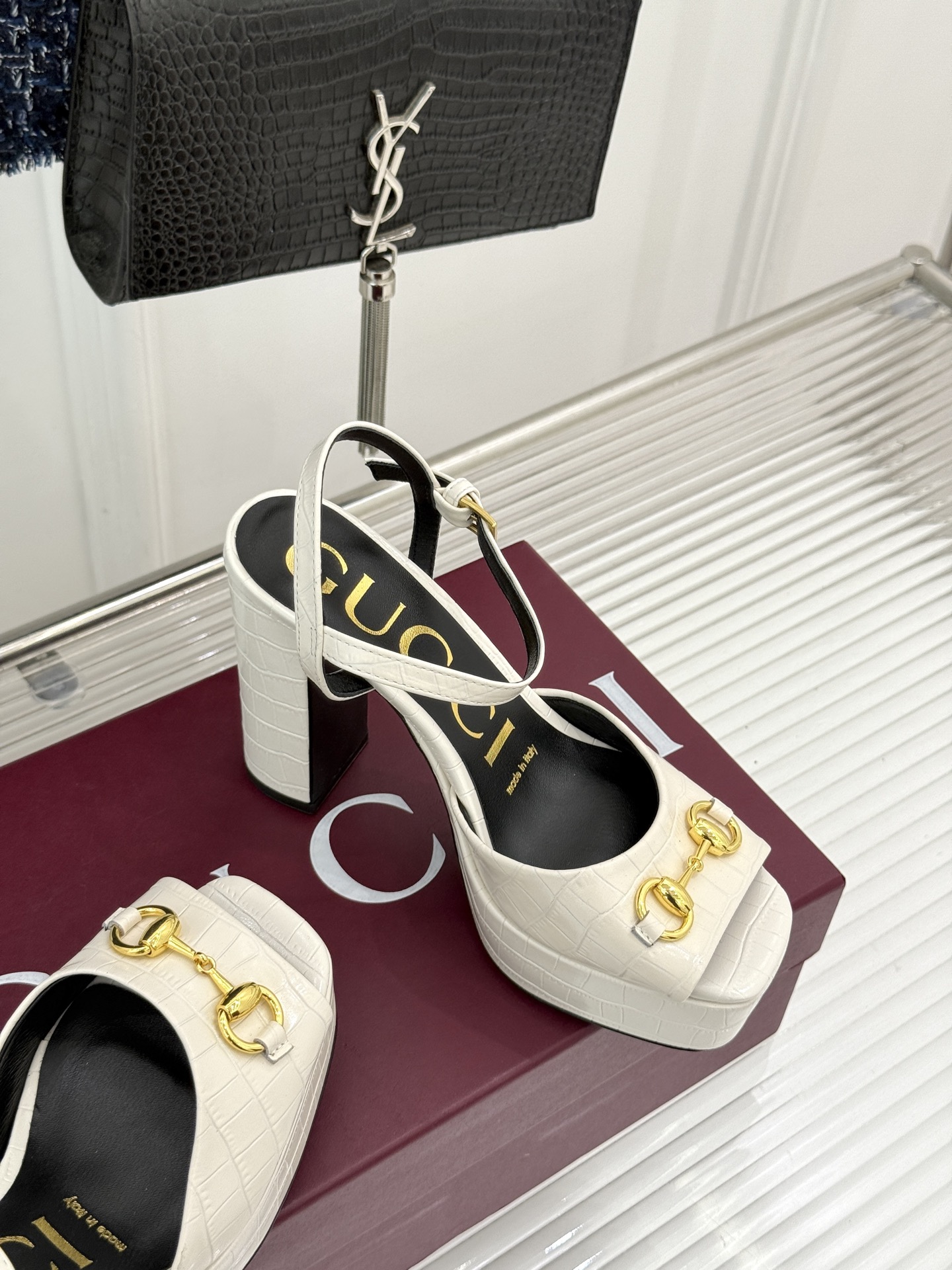 Gucci/古驰26WF新品马衔扣鱼嘴防水台粗跟高跟凉鞋演绎复古奢华与现代气场的融合之作。标志性金属马衔 Gucci/古驰26WF新品马衔扣鱼嘴防水台粗跟高跟凉鞋演绎复古奢华与现代气场的融合之作。标志性金属马衔