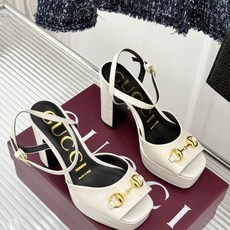 Gucci/古驰26WF新品马衔扣鱼嘴防水台粗跟高跟凉鞋演绎复古奢华与现代气场的融合之作。标志性金属马衔 Gucci/古驰26WF新品马衔扣鱼嘴防水台粗跟高跟凉鞋演绎复古奢华与现代气场的融合之作。标志性金属马衔