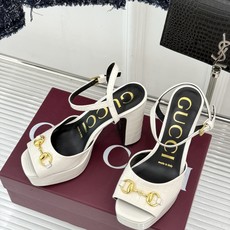 Gucci/古驰26WF新品马衔扣鱼嘴防水台粗跟高跟凉鞋演绎复古奢华与现代气场的融合之作。标志性金属马衔 Gucci/古驰26WF新品马衔扣鱼嘴防水台粗跟高跟凉鞋演绎复古奢华与现代气场的融合之作。标志性金属马衔