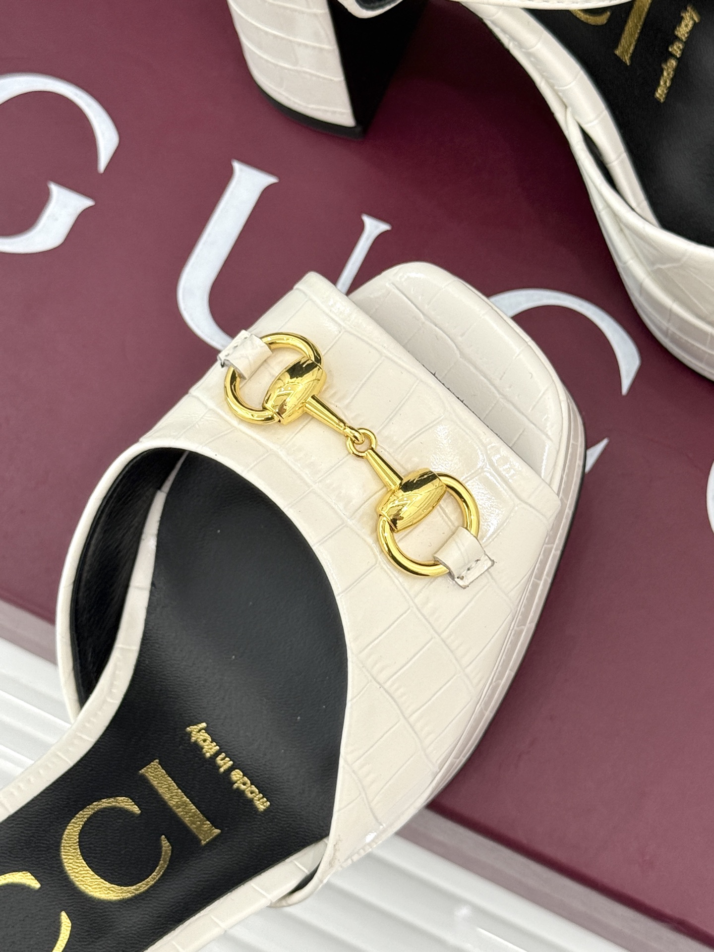 Gucci/古驰26WF新品马衔扣鱼嘴防水台粗跟高跟凉鞋演绎复古奢华与现代气场的融合之作。标志性金属马衔 Gucci/古驰26WF新品马衔扣鱼嘴防水台粗跟高跟凉鞋演绎复古奢华与现代气场的融合之作。标志性金属马衔