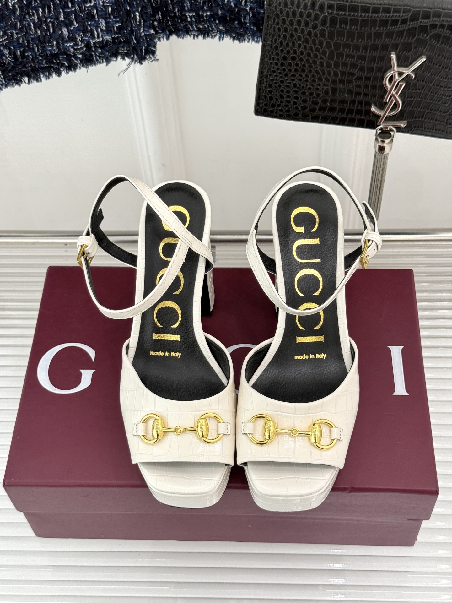 Gucci/古驰26WF新品马衔扣鱼嘴防水台粗跟高跟凉鞋演绎复古奢华与现代气场的融合之作。标志性金属马衔 Gucci/古驰26WF新品马衔扣鱼嘴防水台粗跟高跟凉鞋演绎复古奢华与现代气场的融合之作。标志性金属马衔
