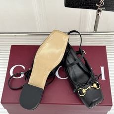 Gucci/古驰26WF新品猪鼻子蝴蝶结老花后空凉鞋复古与甜美的精妙邂逅将百年经典揉进夏日风情。漫不经心 Gucci/古驰26WF新品猪鼻子蝴蝶结老花后空凉鞋复古与甜美的精妙邂逅将百年经典揉进夏日风情。漫不经心