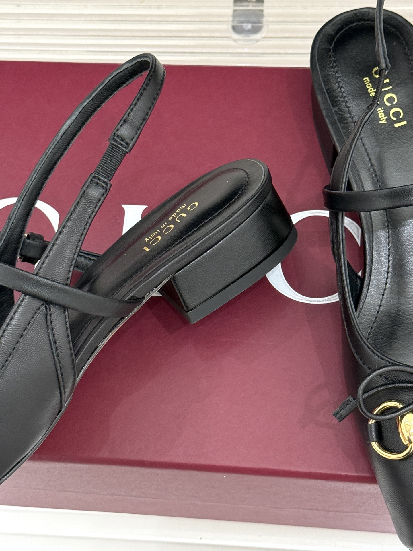 Gucci/古驰26WF新品猪鼻子蝴蝶结老花后空凉鞋复古与甜美的精妙邂逅将百年经典揉进夏日风情。漫不经心 Gucci/古驰26WF新品猪鼻子蝴蝶结老花后空凉鞋复古与甜美的精妙邂逅将百年经典揉进夏日风情。漫不经心