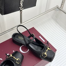 Gucci/古驰26WF新品猪鼻子蝴蝶结老花后空凉鞋复古与甜美的精妙邂逅将百年经典揉进夏日风情。漫不经心 Gucci/古驰26WF新品猪鼻子蝴蝶结老花后空凉鞋复古与甜美的精妙邂逅将百年经典揉进夏日风情。漫不经心