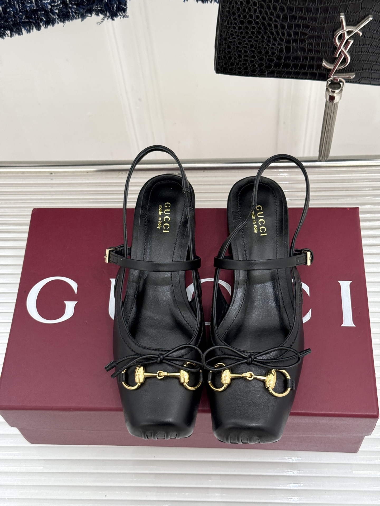 Gucci/古驰26WF新品猪鼻子蝴蝶结老花后空凉鞋复古与甜美的精妙邂逅将百年经典揉进夏日风情。漫不经心 Gucci/古驰26WF新品猪鼻子蝴蝶结老花后空凉鞋复古与甜美的精妙邂逅将百年经典揉进夏日风情。漫不经心