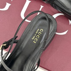 Gucci/古驰26WF新品猪鼻子蝴蝶结老花后空凉鞋复古与甜美的精妙邂逅将百年经典揉进夏日风情。漫不经心 Gucci/古驰26WF新品猪鼻子蝴蝶结老花后空凉鞋复古与甜美的精妙邂逅将百年经典揉进夏日风情。漫不经心