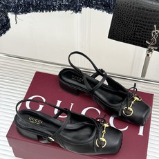 Gucci/古驰26WF新品猪鼻子蝴蝶结老花后空凉鞋复古与甜美的精妙邂逅将百年经典揉进夏日风情。漫不经心 Gucci/古驰26WF新品猪鼻子蝴蝶结老花后空凉鞋复古与甜美的精妙邂逅将百年经典揉进夏日风情。漫不经心
