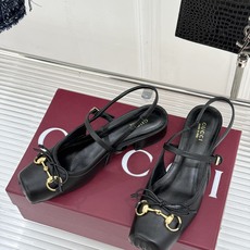 Gucci/古驰26WF新品猪鼻子蝴蝶结老花后空凉鞋复古与甜美的精妙邂逅将百年经典揉进夏日风情。漫不经心 Gucci/古驰26WF新品猪鼻子蝴蝶结老花后空凉鞋复古与甜美的精妙邂逅将百年经典揉进夏日风情。漫不经心