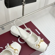 Gucci/古驰26WF新品猪鼻子蝴蝶结老花后空凉鞋复古与甜美的精妙邂逅将百年经典揉进夏日风情。漫不经心 Gucci/古驰26WF新品猪鼻子蝴蝶结老花后空凉鞋复古与甜美的精妙邂逅将百年经典揉进夏日风情。漫不经心