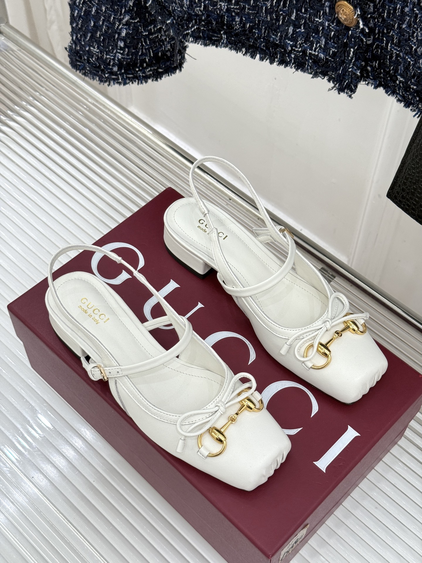 Gucci/古驰26WF新品猪鼻子蝴蝶结老花后空凉鞋复古与甜美的精妙邂逅将百年经典揉进夏日风情。漫不经心 Gucci/古驰26WF新品猪鼻子蝴蝶结老花后空凉鞋复古与甜美的精妙邂逅将百年经典揉进夏日风情。漫不经心