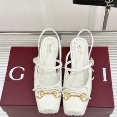 Gucci/古驰26WF新品猪鼻子蝴蝶结老花后空凉鞋复古与甜美的精妙邂逅将百年经典揉进夏日风情。漫不经心 Gucci/古驰26WF新品猪鼻子蝴蝶结老花后空凉鞋复古与甜美的精妙邂逅将百年经典揉进夏日风情。漫不经心