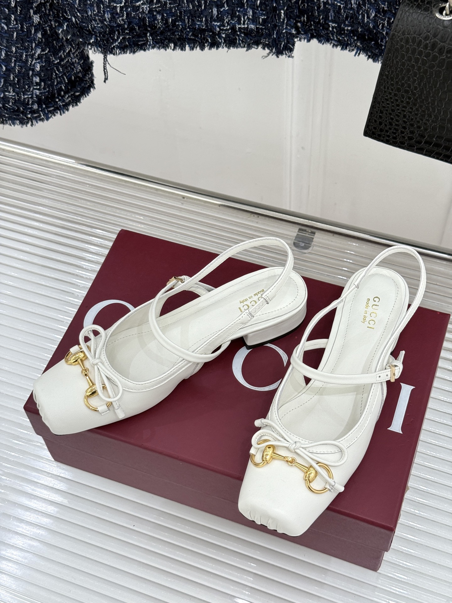 Gucci/古驰26WF新品猪鼻子蝴蝶结老花后空凉鞋复古与甜美的精妙邂逅将百年经典揉进夏日风情。漫不经心 Gucci/古驰26WF新品猪鼻子蝴蝶结老花后空凉鞋复古与甜美的精妙邂逅将百年经典揉进夏日风情。漫不经心