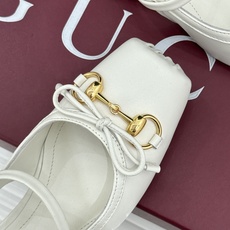 Gucci/古驰26WF新品猪鼻子蝴蝶结老花后空凉鞋复古与甜美的精妙邂逅将百年经典揉进夏日风情。漫不经心 Gucci/古驰26WF新品猪鼻子蝴蝶结老花后空凉鞋复古与甜美的精妙邂逅将百年经典揉进夏日风情。漫不经心