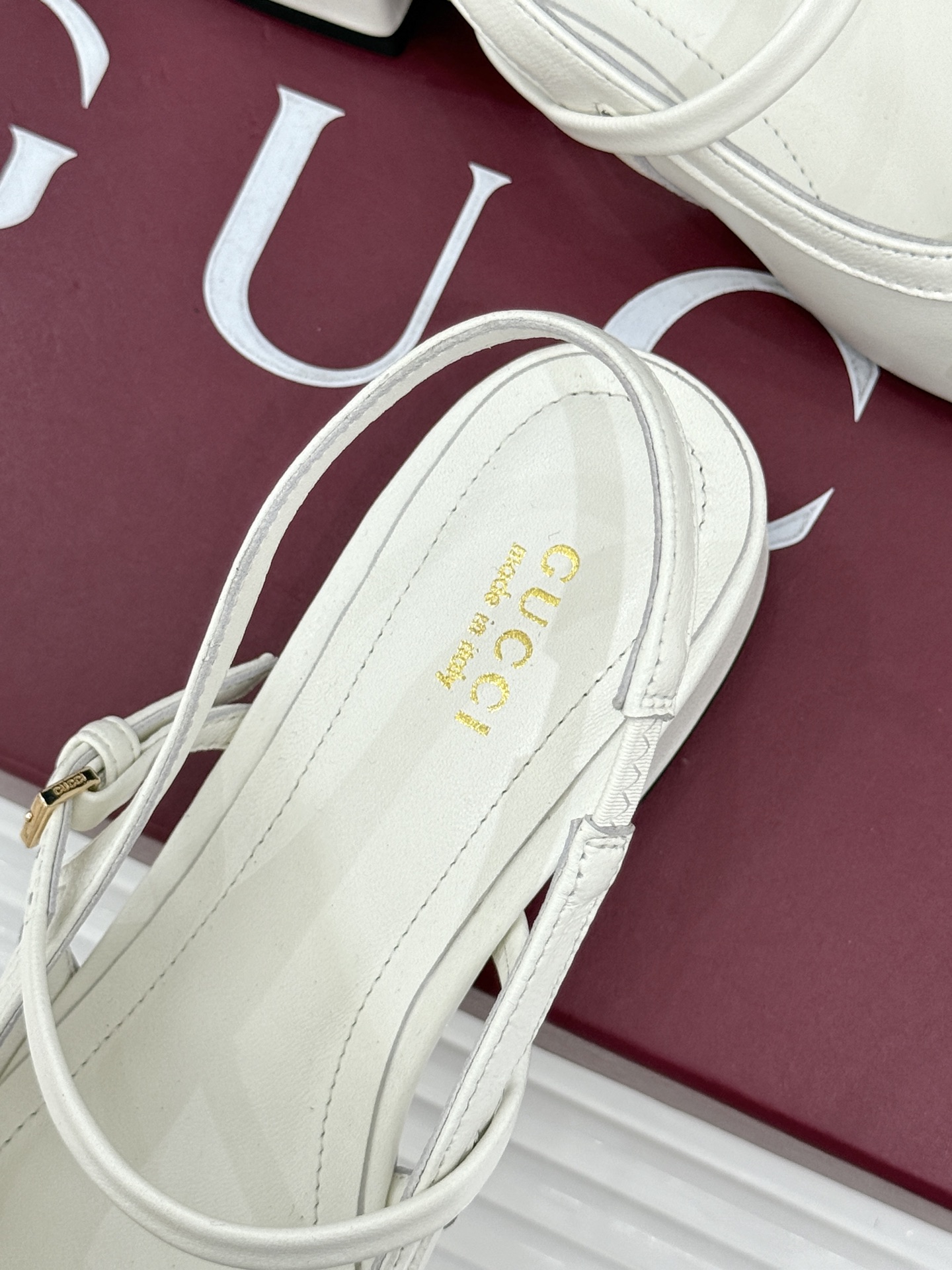 Gucci/古驰26WF新品猪鼻子蝴蝶结老花后空凉鞋复古与甜美的精妙邂逅将百年经典揉进夏日风情。漫不经心 Gucci/古驰26WF新品猪鼻子蝴蝶结老花后空凉鞋复古与甜美的精妙邂逅将百年经典揉进夏日风情。漫不经心