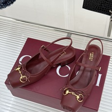 Gucci/古驰26WF新品猪鼻子蝴蝶结老花后空凉鞋复古与甜美的精妙邂逅将百年经典揉进夏日风情。漫不经心 Gucci/古驰26WF新品猪鼻子蝴蝶结老花后空凉鞋复古与甜美的精妙邂逅将百年经典揉进夏日风情。漫不经心