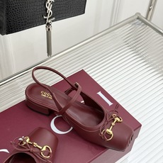 Gucci/古驰26WF新品猪鼻子蝴蝶结老花后空凉鞋复古与甜美的精妙邂逅将百年经典揉进夏日风情。漫不经心 Gucci/古驰26WF新品猪鼻子蝴蝶结老花后空凉鞋复古与甜美的精妙邂逅将百年经典揉进夏日风情。漫不经心