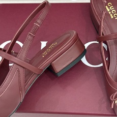 Gucci/古驰26WF新品猪鼻子蝴蝶结老花后空凉鞋复古与甜美的精妙邂逅将百年经典揉进夏日风情。漫不经心 Gucci/古驰26WF新品猪鼻子蝴蝶结老花后空凉鞋复古与甜美的精妙邂逅将百年经典揉进夏日风情。漫不经心