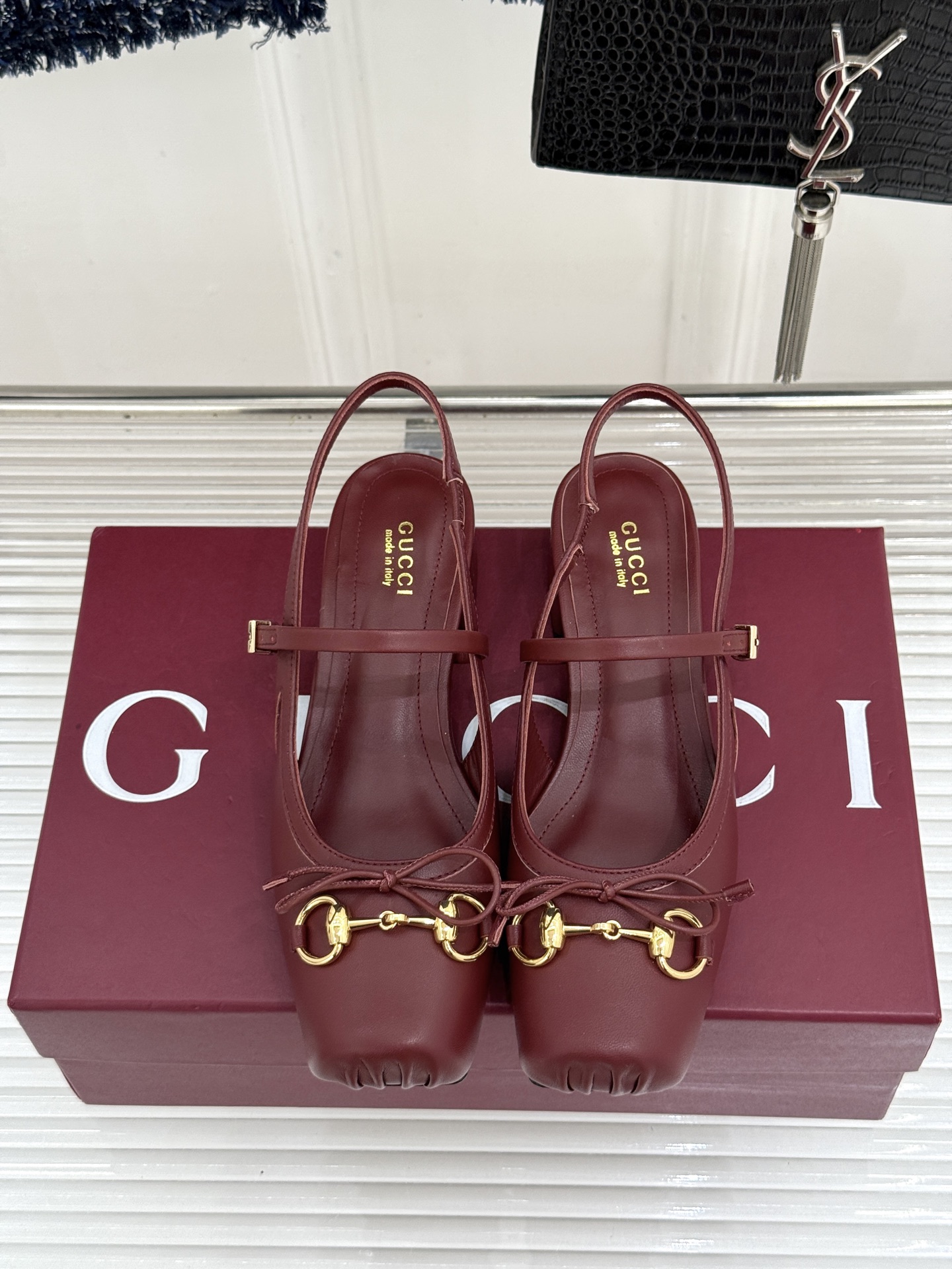 Gucci/古驰26WF新品猪鼻子蝴蝶结老花后空凉鞋复古与甜美的精妙邂逅将百年经典揉进夏日风情。漫不经心 Gucci/古驰26WF新品猪鼻子蝴蝶结老花后空凉鞋复古与甜美的精妙邂逅将百年经典揉进夏日风情。漫不经心