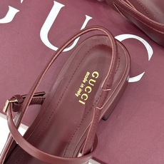 Gucci/古驰26WF新品猪鼻子蝴蝶结老花后空凉鞋复古与甜美的精妙邂逅将百年经典揉进夏日风情。漫不经心 Gucci/古驰26WF新品猪鼻子蝴蝶结老花后空凉鞋复古与甜美的精妙邂逅将百年经典揉进夏日风情。漫不经心