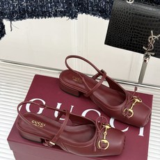 Gucci/古驰26WF新品猪鼻子蝴蝶结老花后空凉鞋复古与甜美的精妙邂逅将百年经典揉进夏日风情。漫不经心 Gucci/古驰26WF新品猪鼻子蝴蝶结老花后空凉鞋复古与甜美的精妙邂逅将百年经典揉进夏日风情。漫不经心