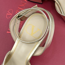 Valentino/华伦天奴26WF新品鱼嘴粗跟凉鞋凉鞋纯粹版型诠释高阶审美通体无缀饰尽显利落风范圆润鞋 Valentino/华伦天奴26WF新品鱼嘴粗跟凉鞋凉鞋纯粹版型诠释高阶审美通体无缀饰尽显利落风范圆润鞋