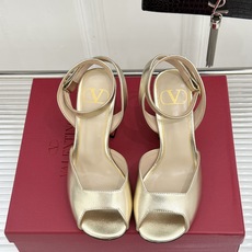 Valentino/华伦天奴26WF新品鱼嘴粗跟凉鞋凉鞋纯粹版型诠释高阶审美通体无缀饰尽显利落风范圆润鞋 Valentino/华伦天奴26WF新品鱼嘴粗跟凉鞋凉鞋纯粹版型诠释高阶审美通体无缀饰尽显利落风范圆润鞋