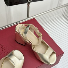 Valentino/华伦天奴26WF新品鱼嘴粗跟凉鞋凉鞋纯粹版型诠释高阶审美通体无缀饰尽显利落风范圆润鞋 Valentino/华伦天奴26WF新品鱼嘴粗跟凉鞋凉鞋纯粹版型诠释高阶审美通体无缀饰尽显利落风范圆润鞋