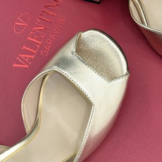 Valentino/华伦天奴26WF新品鱼嘴粗跟凉鞋凉鞋纯粹版型诠释高阶审美通体无缀饰尽显利落风范圆润鞋 Valentino/华伦天奴26WF新品鱼嘴粗跟凉鞋凉鞋纯粹版型诠释高阶审美通体无缀饰尽显利落风范圆润鞋