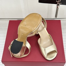 Valentino/华伦天奴26WF新品鱼嘴粗跟凉鞋凉鞋纯粹版型诠释高阶审美通体无缀饰尽显利落风范圆润鞋 Valentino/华伦天奴26WF新品鱼嘴粗跟凉鞋凉鞋纯粹版型诠释高阶审美通体无缀饰尽显利落风范圆润鞋