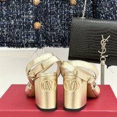 Valentino/华伦天奴26WF新品鱼嘴粗跟凉鞋凉鞋纯粹版型诠释高阶审美通体无缀饰尽显利落风范圆润鞋 Valentino/华伦天奴26WF新品鱼嘴粗跟凉鞋凉鞋纯粹版型诠释高阶审美通体无缀饰尽显利落风范圆润鞋