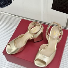 Valentino/华伦天奴26WF新品鱼嘴粗跟凉鞋凉鞋纯粹版型诠释高阶审美通体无缀饰尽显利落风范圆润鞋 Valentino/华伦天奴26WF新品鱼嘴粗跟凉鞋凉鞋纯粹版型诠释高阶审美通体无缀饰尽显利落风范圆润鞋