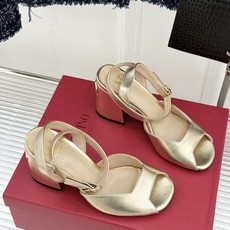 Valentino/华伦天奴26WF新品鱼嘴粗跟凉鞋凉鞋纯粹版型诠释高阶审美通体无缀饰尽显利落风范圆润鞋 Valentino/华伦天奴26WF新品鱼嘴粗跟凉鞋凉鞋纯粹版型诠释高阶审美通体无缀饰尽显利落风范圆润鞋