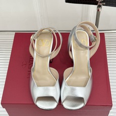 Valentino/华伦天奴26WF新品鱼嘴粗跟凉鞋凉鞋纯粹版型诠释高阶审美通体无缀饰尽显利落风范圆润鞋 Valentino/华伦天奴26WF新品鱼嘴粗跟凉鞋凉鞋纯粹版型诠释高阶审美通体无缀饰尽显利落风范圆润鞋